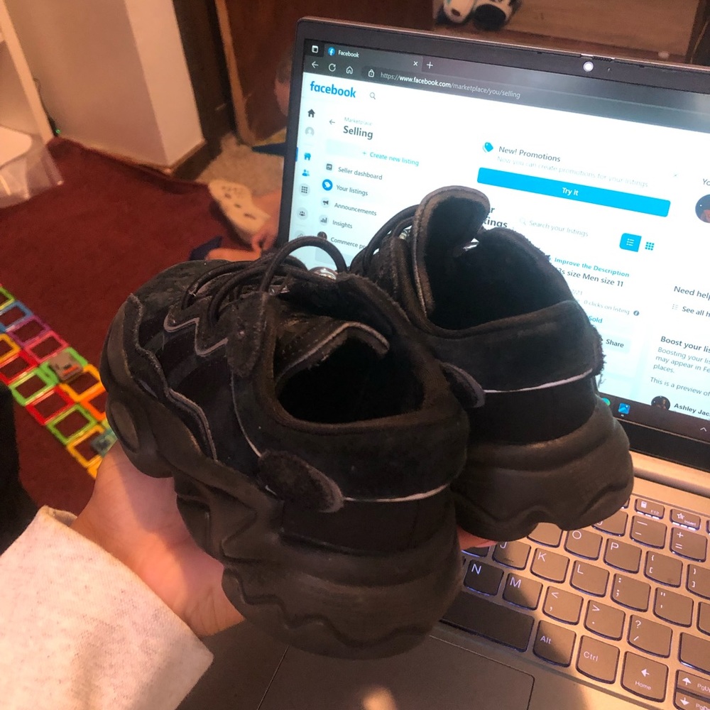 Like new Adidas Oswegos 9c